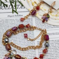 Комплект украшений: браслет и серьги «Яркая элегантность» Позвольте себе окунуться в мир утончённой роскоши с этим изысканным комплектом — браслетом и серьгами, которые станут настоящей изюминкой вашего образа. Сочетание золотистых цепочек и многогранных бусин создаёт эффектный, но гармоничный акцент, который подойдёт как для повседневной носки, так и для особых случаев.