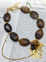 Браслет Тигровый акцент Браслет с тигровым глазом и золотыми элементами: гармония силы и изящества. Откройте для себя магию природных камней с этим изысканным браслетом, сочетающим в себе мощь тигрового глаза и утончённость золотых деталей. Украшение станет не только стильным аксессуаром, но и вашим личным талисманом.