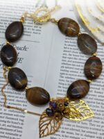 Браслет Тигровый акцент Браслет с тигровым глазом и золотыми элементами: гармония силы и изящества. Откройте для себя магию природных камней с этим изысканным браслетом, сочетающим в себе мощь тигрового глаза и утончённость золотых деталей. Украшение станет не только стильным аксессуаром, но и вашим личным талисманом.