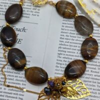 Браслет Тигровый акцент Браслет с тигровым глазом и золотыми элементами: гармония силы и изящества. Откройте для себя магию природных камней с этим изысканным браслетом, сочетающим в себе мощь тигрового глаза и утончённость золотых деталей. Украшение станет не только стильным аксессуаром, но и вашим личным талисманом.