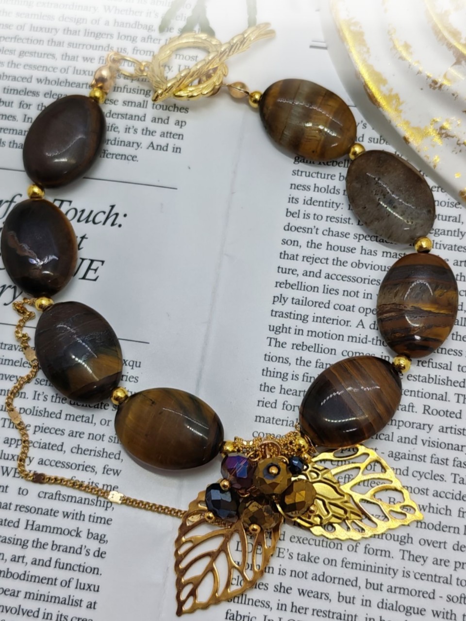 Браслет Тигровый акцент Браслет с тигровым глазом и золотыми элементами: гармония силы и изящества. Откройте для себя магию природных камней с этим изысканным браслетом, сочетающим в себе мощь тигрового глаза и утончённость золотых деталей. Украшение станет не только стильным аксессуаром, но и вашим личным талисманом.