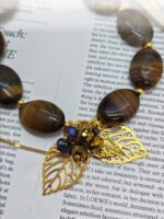 Браслет Тигровый акцент Браслет с тигровым глазом и золотыми элементами: гармония силы и изящества. Откройте для себя магию природных камней с этим изысканным браслетом, сочетающим в себе мощь тигрового глаза и утончённость золотых деталей. Украшение станет не только стильным аксессуаром, но и вашим личным талисманом.