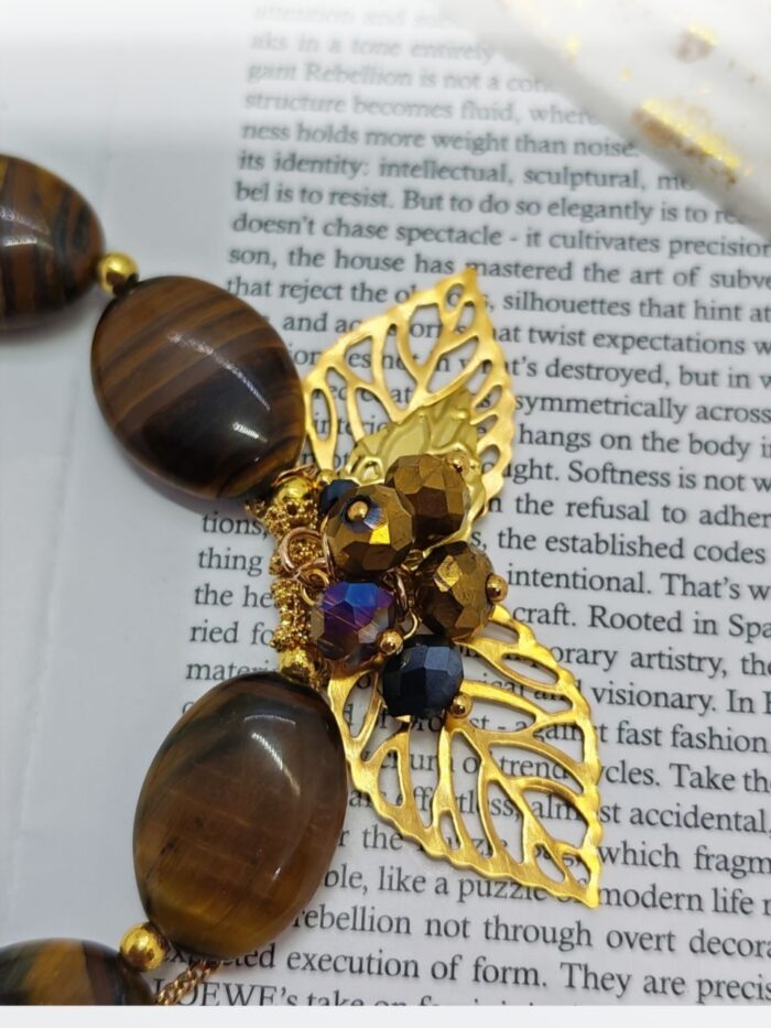 Браслет Тигровый акцент Браслет с тигровым глазом и золотыми элементами: гармония силы и изящества. Откройте для себя магию природных камней с этим изысканным браслетом, сочетающим в себе мощь тигрового глаза и утончённость золотых деталей. Украшение станет не только стильным аксессуаром, но и вашим личным талисманом.