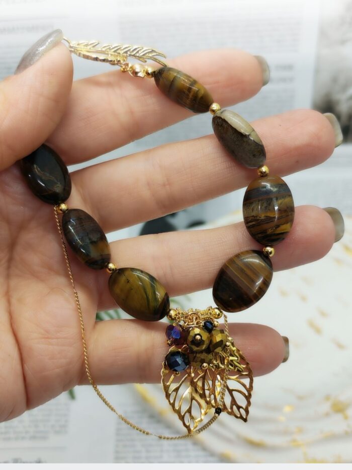 Браслет Тигровый акцент Браслет с тигровым глазом и золотыми элементами: гармония силы и изящества. Откройте для себя магию природных камней с этим изысканным браслетом, сочетающим в себе мощь тигрового глаза и утончённость золотых деталей. Украшение станет не только стильным аксессуаром, но и вашим личным талисманом.