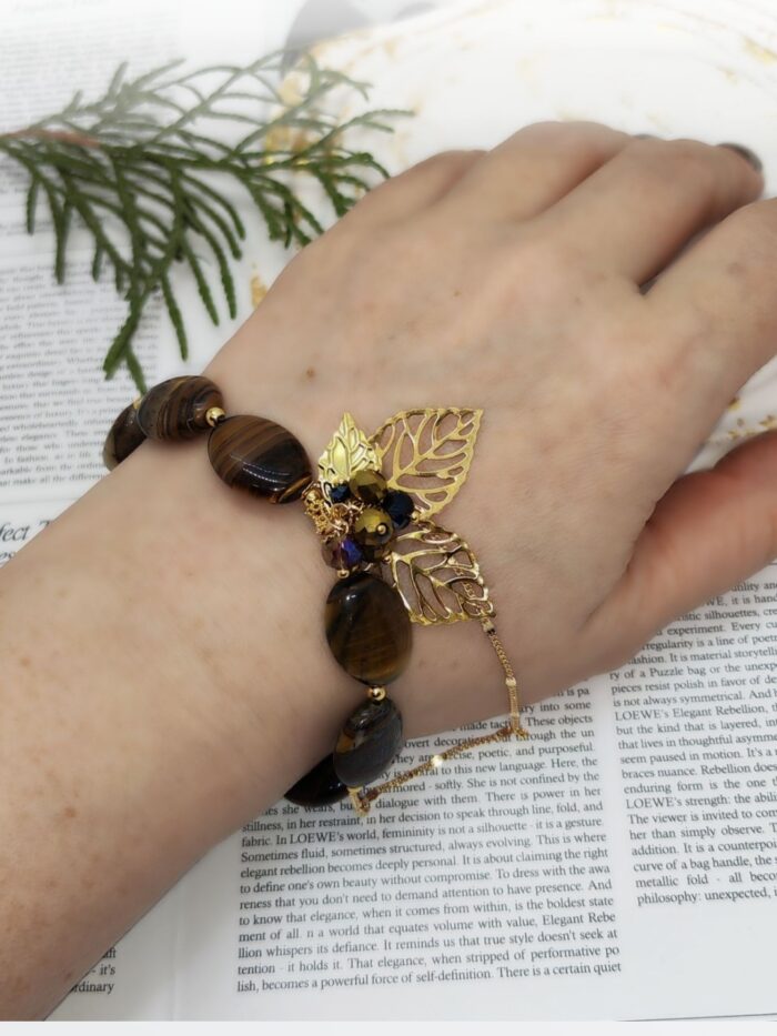 Браслет Тигровый акцент Браслет с тигровым глазом и золотыми элементами: гармония силы и изящества. Откройте для себя магию природных камней с этим изысканным браслетом, сочетающим в себе мощь тигрового глаза и утончённость золотых деталей. Украшение станет не только стильным аксессуаром, но и вашим личным талисманом.