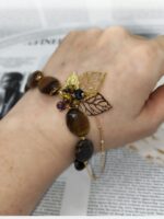 Браслет Тигровый акцент Браслет с тигровым глазом и золотыми элементами: гармония силы и изящества. Откройте для себя магию природных камней с этим изысканным браслетом, сочетающим в себе мощь тигрового глаза и утончённость золотых деталей. Украшение станет не только стильным аксессуаром, но и вашим личным талисманом.