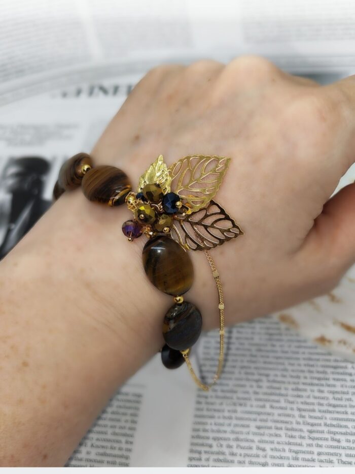 Браслет Тигровый акцент Браслет с тигровым глазом и золотыми элементами: гармония силы и изящества. Откройте для себя магию природных камней с этим изысканным браслетом, сочетающим в себе мощь тигрового глаза и утончённость золотых деталей. Украшение станет не только стильным аксессуаром, но и вашим личным талисманом.