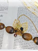 Браслет Тигровый акцент Браслет с тигровым глазом и золотыми элементами: гармония силы и изящества. Откройте для себя магию природных камней с этим изысканным браслетом, сочетающим в себе мощь тигрового глаза и утончённость золотых деталей. Украшение станет не только стильным аксессуаром, но и вашим личным талисманом.