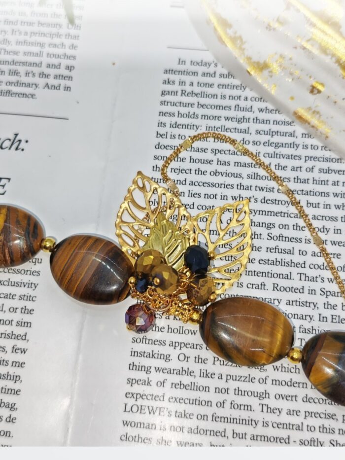 Браслет Тигровый акцент Браслет с тигровым глазом и золотыми элементами: гармония силы и изящества. Откройте для себя магию природных камней с этим изысканным браслетом, сочетающим в себе мощь тигрового глаза и утончённость золотых деталей. Украшение станет не только стильным аксессуаром, но и вашим личным талисманом.