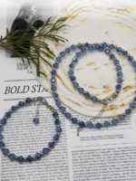 Откройте для себя очарование утончённости с комплектом украшений из стеклянных бусин насыщенного синего оттенка. Этот элегантный набор, состоящий из браслета и колье, станет изюминкой любого образа — от повседневного до вечернего.