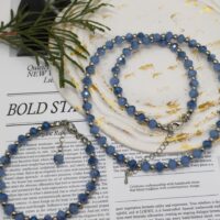 Откройте для себя очарование утончённости с комплектом украшений из стеклянных бусин насыщенного синего оттенка. Этот элегантный набор, состоящий из браслета и колье, станет изюминкой любого образа — от повседневного до вечернего.