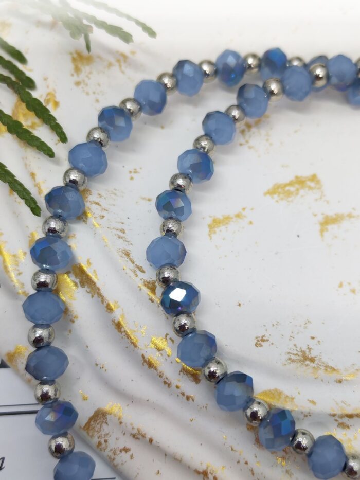 Откройте для себя очарование утончённости с комплектом украшений из стеклянных бусин насыщенного синего оттенка. Этот элегантный набор, состоящий из браслета и колье, станет изюминкой любого образа — от повседневного до вечернего.