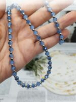 Откройте для себя очарование утончённости с комплектом украшений из стеклянных бусин насыщенного синего оттенка. Этот элегантный набор, состоящий из браслета и колье, станет изюминкой любого образа — от повседневного до вечернего.