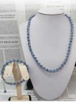 Откройте для себя очарование утончённости с комплектом украшений из стеклянных бусин насыщенного синего оттенка. Этот элегантный набор, состоящий из браслета и колье, станет изюминкой любого образа — от повседневного до вечернего.