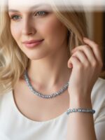 Откройте для себя очарование утончённости с комплектом украшений из стеклянных бусин насыщенного синего оттенка. Этот элегантный набор, состоящий из браслета и колье, станет изюминкой любого образа — от повседневного до вечернего.