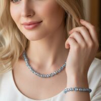 Откройте для себя очарование утончённости с комплектом украшений из стеклянных бусин насыщенного синего оттенка. Этот элегантный набор, состоящий из браслета и колье, станет изюминкой любого образа — от повседневного до вечернего.