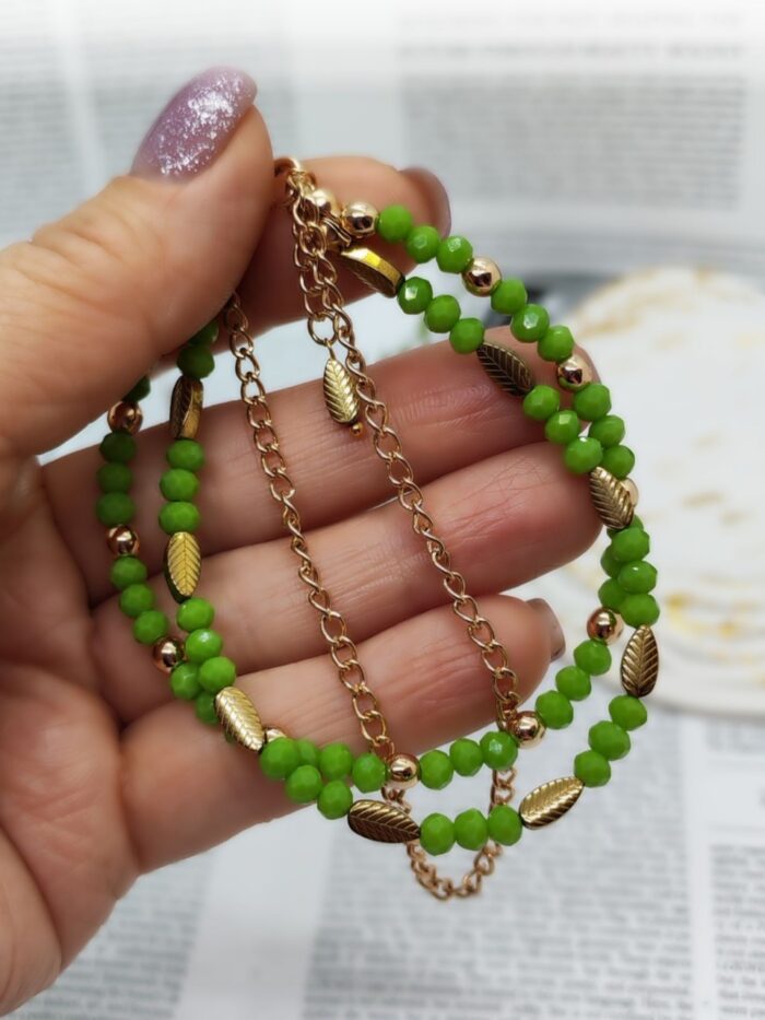 Представляем изысканный браслет, сочетающий в себе свежесть природы и благородство золота. Украшение выполнено в виде двухрядной композиции, которая сразу привлекает внимание своей гармонией и стилем.