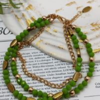 Представляем изысканный браслет, сочетающий в себе свежесть природы и благородство золота. Украшение выполнено в виде двухрядной композиции, которая сразу привлекает внимание своей гармонией и стилем.