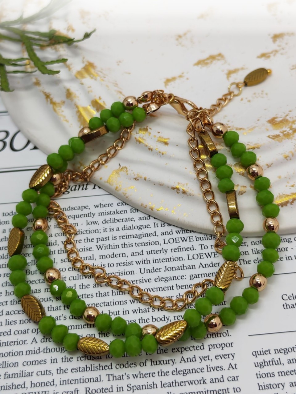 Представляем изысканный браслет, сочетающий в себе свежесть природы и благородство золота. Украшение выполнено в виде двухрядной композиции, которая сразу привлекает внимание своей гармонией и стилем.