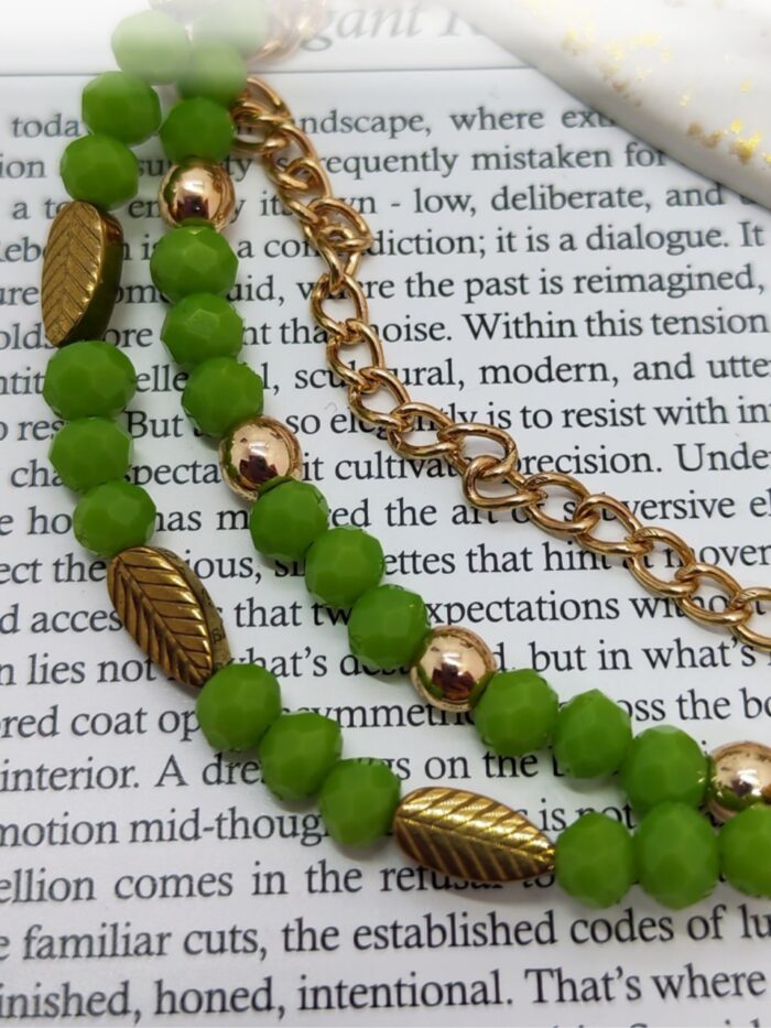 Представляем изысканный браслет, сочетающий в себе свежесть природы и благородство золота. Украшение выполнено в виде двухрядной композиции, которая сразу привлекает внимание своей гармонией и стилем.