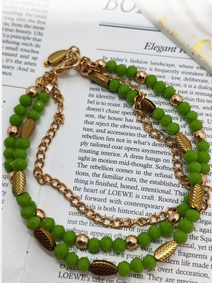 Представляем изысканный браслет, сочетающий в себе свежесть природы и благородство золота. Украшение выполнено в виде двухрядной композиции, которая сразу привлекает внимание своей гармонией и стилем.