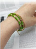 Представляем изысканный браслет, сочетающий в себе свежесть природы и благородство золота. Украшение выполнено в виде двухрядной композиции, которая сразу привлекает внимание своей гармонией и стилем.