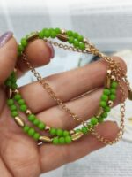 Представляем изысканный браслет, сочетающий в себе свежесть природы и благородство золота. Украшение выполнено в виде двухрядной композиции, которая сразу привлекает внимание своей гармонией и стилем.