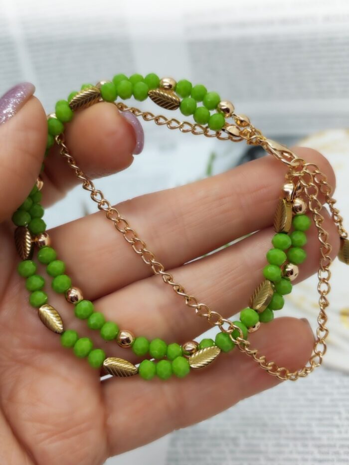 Представляем изысканный браслет, сочетающий в себе свежесть природы и благородство золота. Украшение выполнено в виде двухрядной композиции, которая сразу привлекает внимание своей гармонией и стилем.