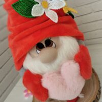 Гном - милая и уютная игрушка ручной работы, которая станет отличным украшением вашего интерьера или оригинальным подарком на любой праздник.