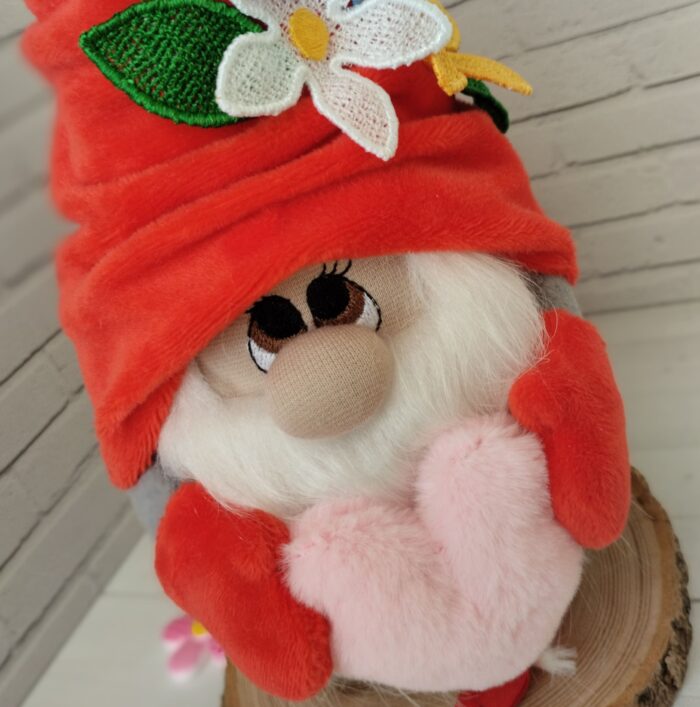 Гном - милая и уютная игрушка ручной работы, которая станет отличным украшением вашего интерьера или оригинальным подарком на любой праздник.