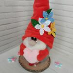 Гном - милая и уютная игрушка ручной работы, которая станет отличным украшением вашего интерьера или оригинальным подарком на любой праздник.