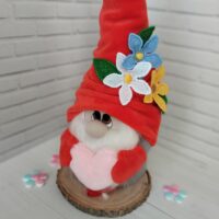 Гном - милая и уютная игрушка ручной работы, которая станет отличным украшением вашего интерьера или оригинальным подарком на любой праздник.