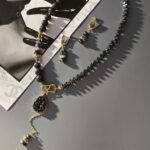 Великолепное колье "Грация" - это беспроигрышное сочетание теплого золота и глубокого черного! Оно, как то самое маленькое черное платьице, которое должно быть у каждой женщины! Выполнено из Вулканической лавы и гематита, подвеска из среза агата. Обе подвески съемные, благодаря этому колье можно носить в двух вариантах. Длина колье -42 см+5см удлинительная, цепочка