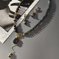 Великолепное колье "Грация" - это беспроигрышное сочетание теплого золота и глубокого черного! Оно, как то самое маленькое черное платьице, которое должно быть у каждой женщины! Выполнено из Вулканической лавы и гематита, подвеска из среза агата. Обе подвески съемные, благодаря этому колье можно носить в двух вариантах. Длина колье -42 см+5см удлинительная, цепочка