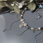 Комплект украшений "Парящие облака" (колье и серьги) из натуральных камней с цепочками — изображение 3