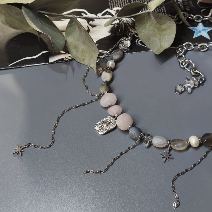 Комплект украшений "Парящие облака" (колье и серьги) из натуральных камней с цепочками — изображение 3