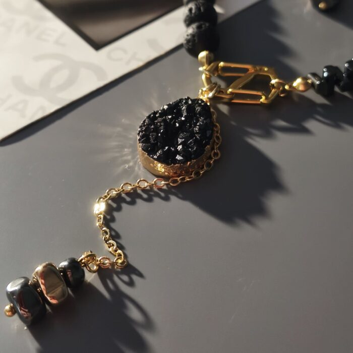 Комплект украшений (колье и серьги) "Грация" из вулканической лавы, гематина и агата. — изображение 2