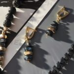 Комплект украшений (колье и серьги) "Грация" из вулканической лавы, гематина и агата. — изображение 3