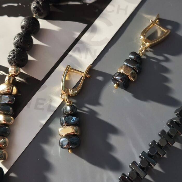 Комплект украшений (колье и серьги) "Грация" из вулканической лавы, гематина и агата. — изображение 3