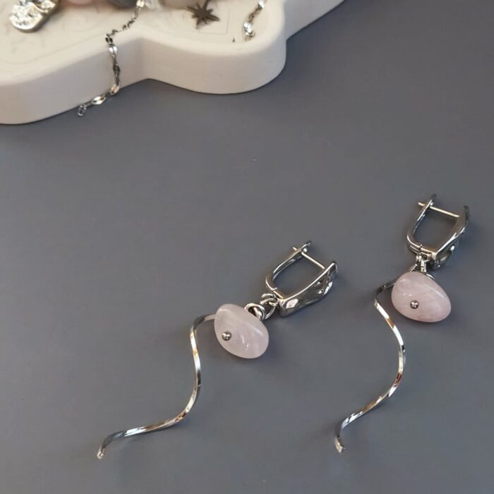 Комплект украшений "Парящие облака" (колье и серьги) из натуральных камней с цепочками — изображение 5