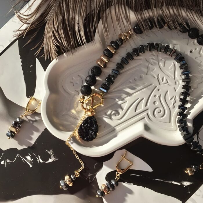 Комплект украшений (колье и серьги) "Грация" из вулканической лавы, гематина и агата. — изображение 4