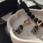 Комплект украшений (колье и серьги) "Грация" из вулканической лавы, гематина и агата. — изображение 5