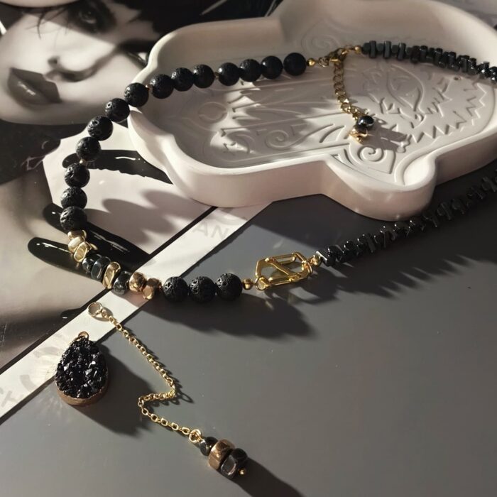 Комплект украшений (колье и серьги) "Грация" из вулканической лавы, гематина и агата. — изображение 7