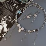 Комплект украшений "Парящие облака" (колье и серьги) из натуральных камней с цепочками