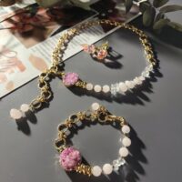 Комплект украшений (колье, браслет и серьги) из кварца, хрусталя и среза агата.