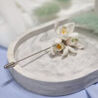 Брошь с подснежниками