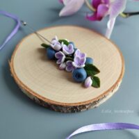 Брошь-игла «Сирень с голубикой»