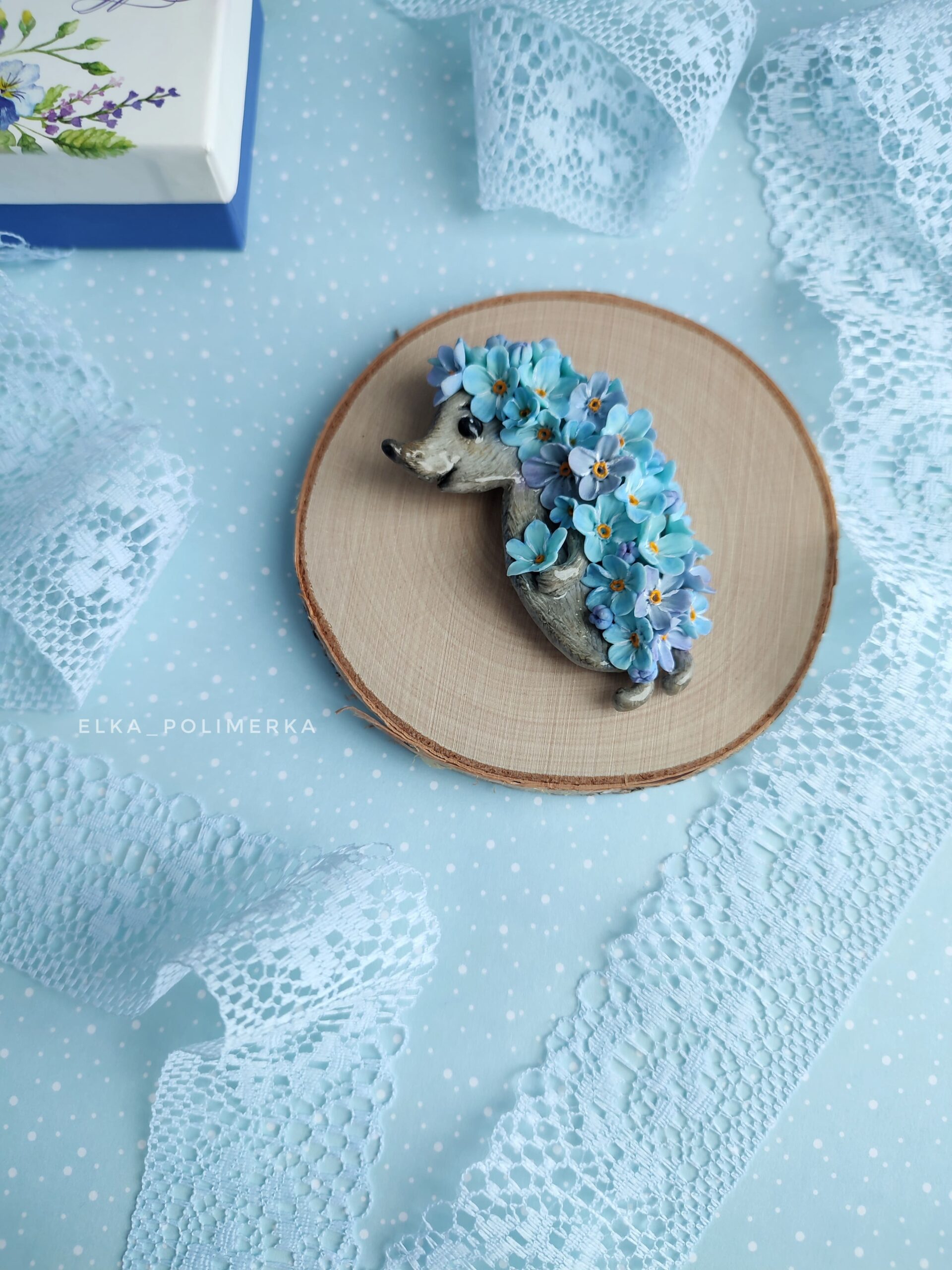 Брошь «Ёжик в незабудках»