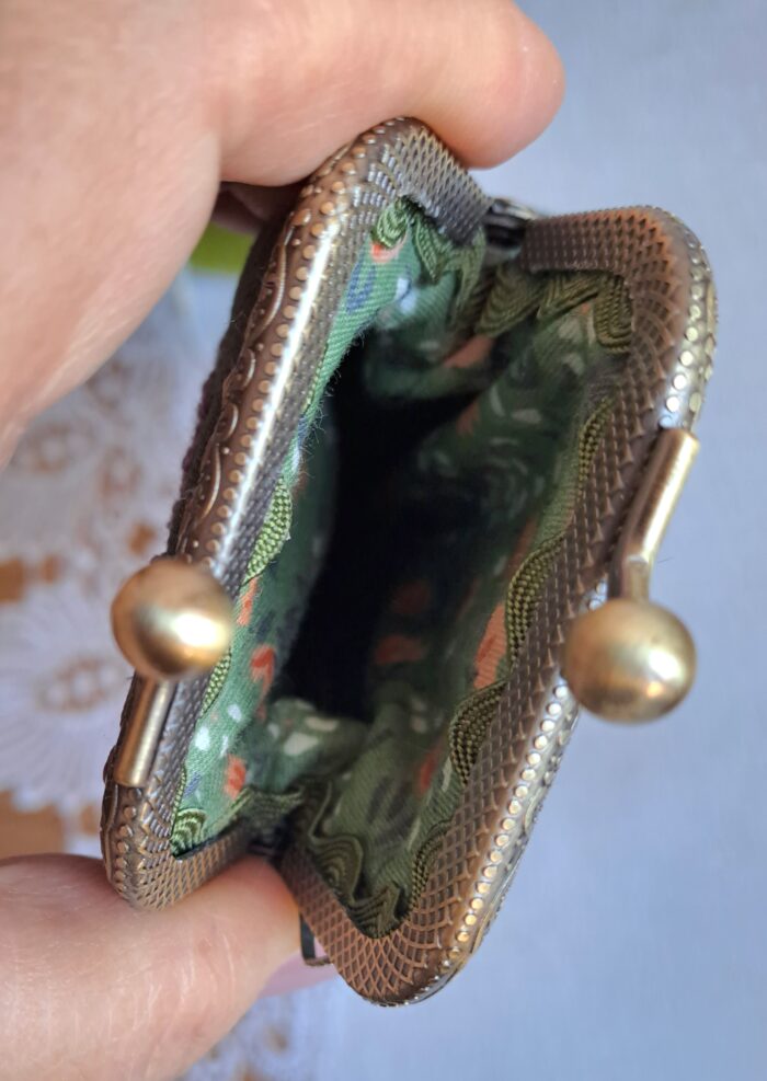 Футляр для очков с вышивкой на фермуаре — изображение 2