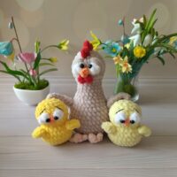 Милая вязаная композиция «Курочка с цыплятами» — идеальный подарок или элемент декора к Пасхе или для создания уютной атмосферы в доме. Набор состоит из трёх игрушек, выполненных в технике амигуруми: одна большая курочка и два очаровательных цыплёнка.